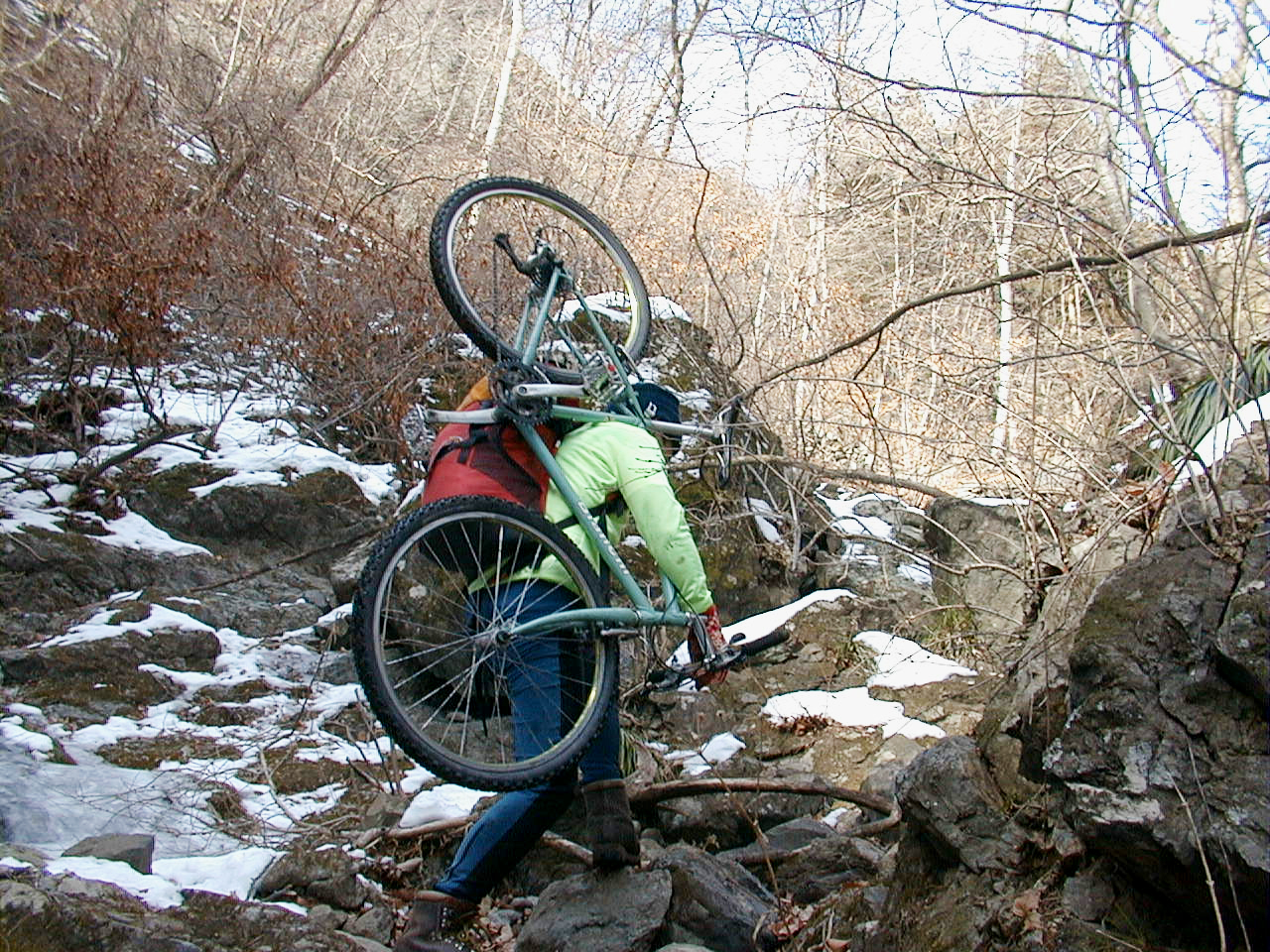 いきなり岩場が
